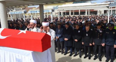 Depremde ölen polis memuru, eşi ve 2 çocuğu toprağa verildi
