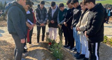 Depremde ölen Zuhal öğretmenin kabrine öğrencilerinden ziyaret