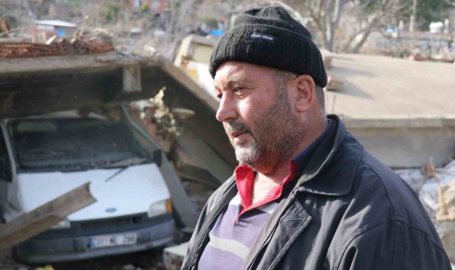 Depremde yıkılan evden betonları tutan traktör ve minibüs sayesinde kurtuldular