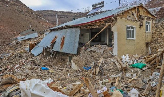 Depremde yıkılan mahallelerinin başka yere taşınmasını istiyorlar