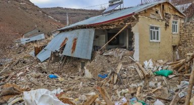 Depremde yıkılan mahallelerinin başka yere taşınmasını istiyorlar