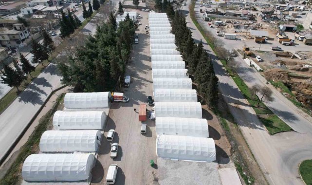Depremde yıkılan Toptancılar Sitesi, çadırlarda hizmet vermeye başladı