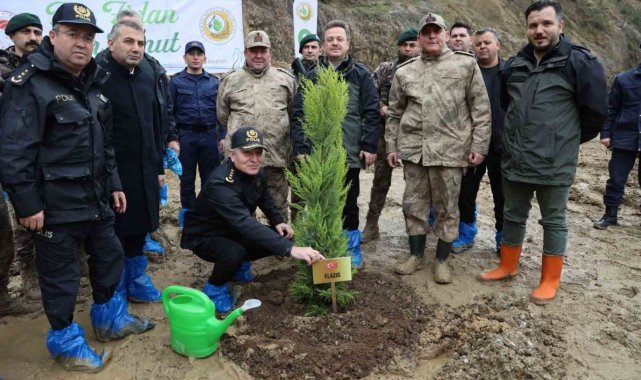 Depremden etkilenen illeri temsilen 2 bin 800 adet fidan toprakla buluştu