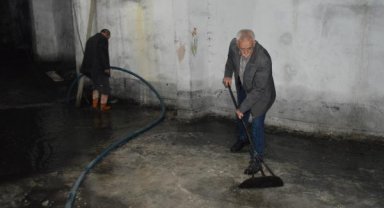 Depremin ardından apartmanın bodrumunu yer altı suyu basıyor