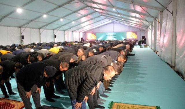 Depremin merkez üssü Kahramanmaraş'ta ilk teravih namazı