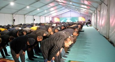 Depremin merkez üssü Kahramanmaraş'ta ilk teravih namazı