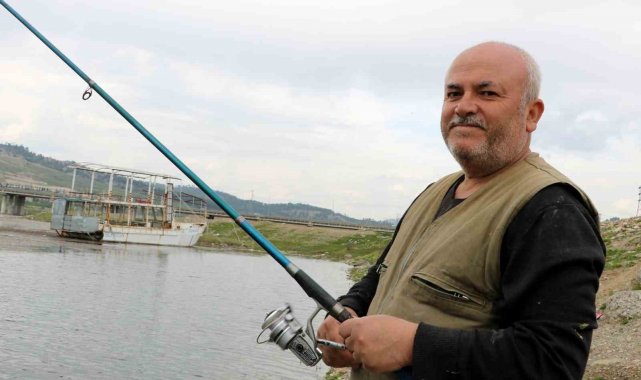 Depremin psikolojik etkisinden balık tutarak uzaklaşmaya çalıştılar