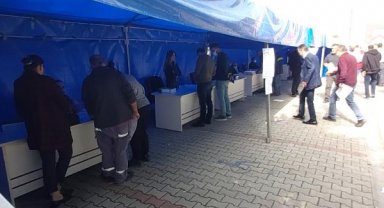 Depremin vurduğu Adana'da, çadırda EYT başvurusu