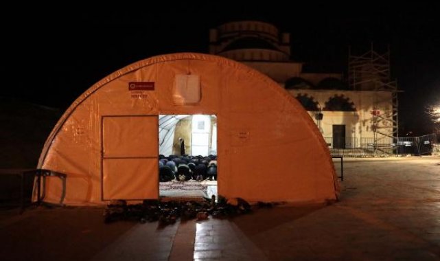 Depremin vurduğu Gaziantep'te, çadırda ilk teravih