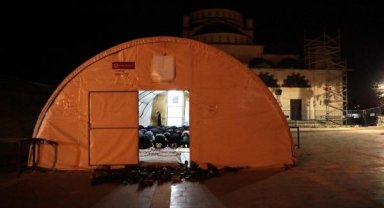 Depremin vurduğu Gaziantep'te, çadırda ilk teravih