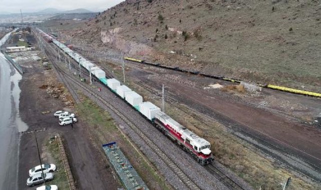 Depremin vurduğu Malatya'ya konteynerler trenle taşınıyor