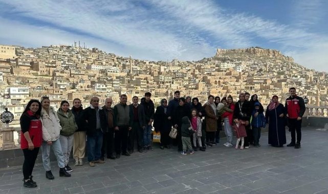 Depremzede aileler, öğrenciler rehberliğinde Mardin'i gezdi