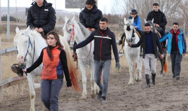 Depremzede ailelere atlı terapi