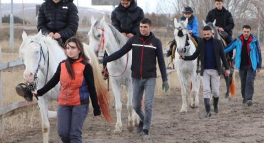 Depremzede ailelere atlı terapi