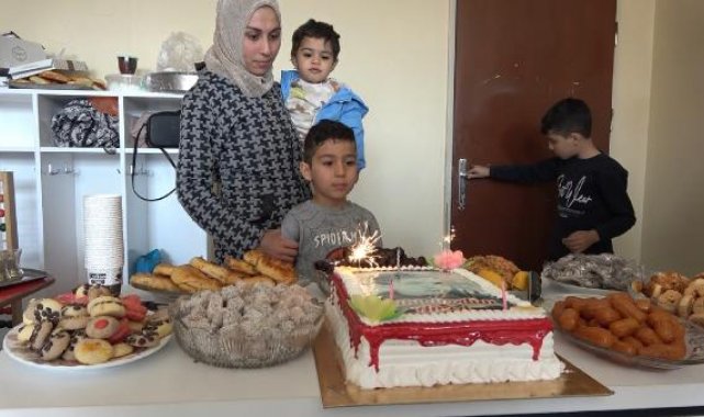 Depremzede Amed'e 7'nci yaş günü sürprizi