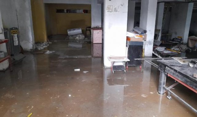 Depremzede çiftin sığındığı iş yerini su bastı, hamile eş hastanelik oldu