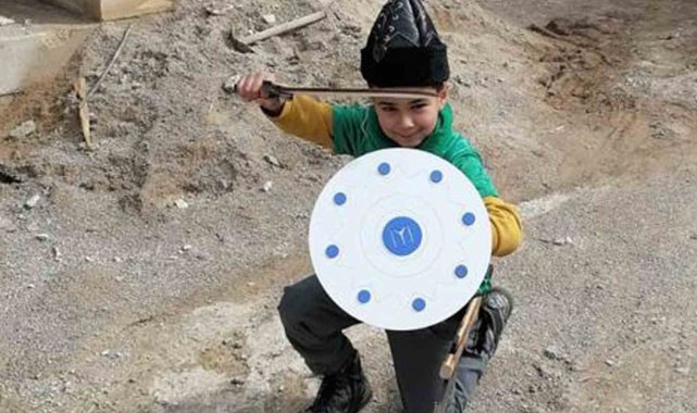 Depremzede çocuğa çok özel hediye