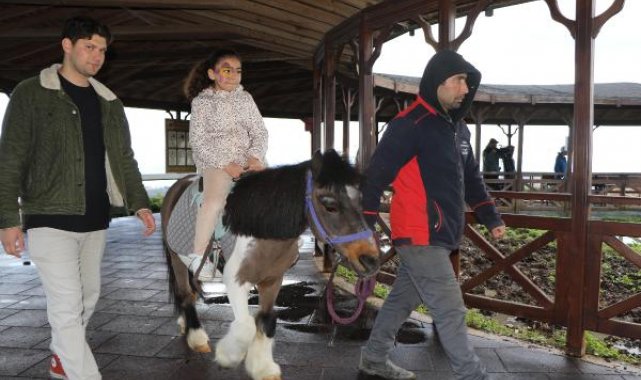 Depremzede çocuklar at binip, boyama yaptı