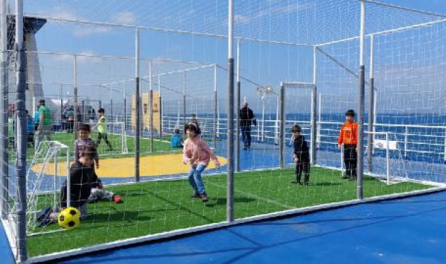 Depremzede çocuklar barındıkları gemide futbol oynadı