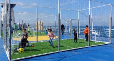 Depremzede çocuklar barındıkları gemide futbol oynadı