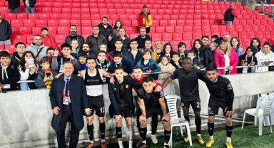 Depremzede çocuklar Gürsel Aksel'e geldi