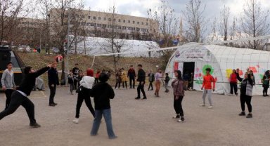 Depremzede çocuklar için voleybol turnuvası