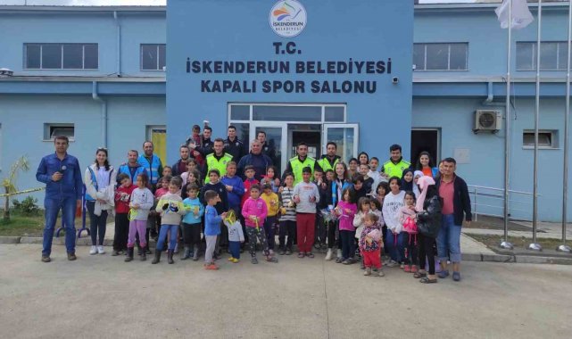 Depremzede çocuklar polislerle halat çekme yarışması yaptı