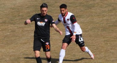 Depremzede çocuklar ve aileleri, Vanspor - İskenderunspor maçını tribünden izledi
