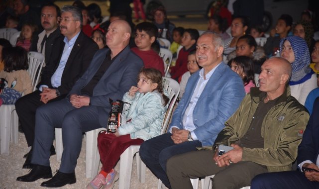 Depremzede çocuklar ve il protokolü Tosun Paşa' filmiyle moral buldu