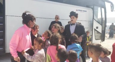 Depremzede çocuklara 'Charlie Chaplin' sürprizi