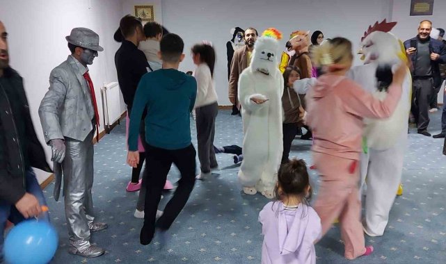 Depremzede çocuklara tiyatro etkinliği