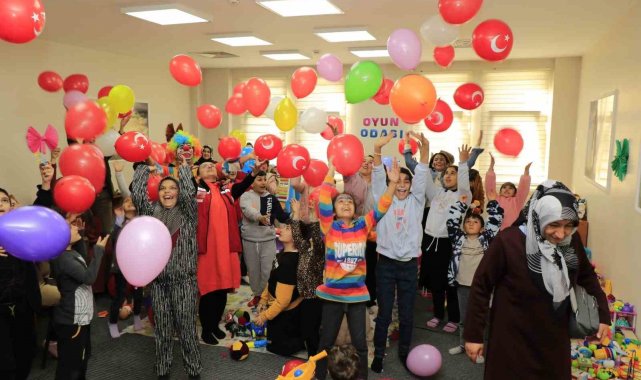 Depremzede çocukların yaraları sarılıyor