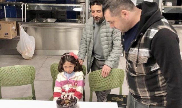 Depremzede minik Arzu'ya doğum günü sürpriz