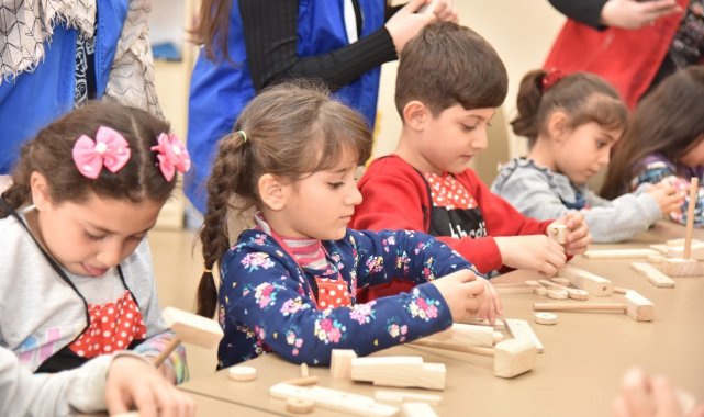 Depremzede minikler hem öğreniyor hem de eğleniyor