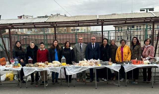 Depremzede öğrenciler için hayır çarşısı kuruldu