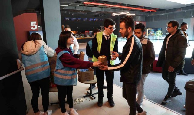 Depremzedeler için sinema etkinliği düzenlediler