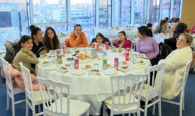 Depremzedeler Kağıthane'deki iftar programında bir araya geldi