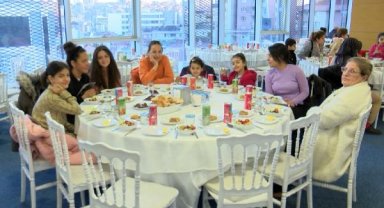 Depremzedeler Kağıthane'deki iftar programında bir araya geldi
