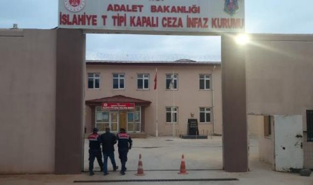Depremzedelere getirilen çadırlar ve halıyı çalan görevli tutuklandı