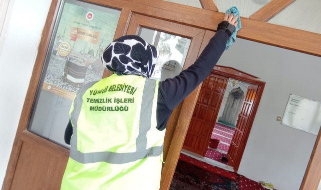 Depremzedelerin sığındığı camiler özenle temizleniyor