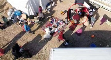 Depremzedenin boğazına yiyecek kaçan bebeğini, öğretmen kurtardı