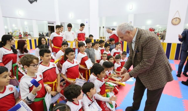 Derince'de kick boksçular kuşak sevinci yaşadı