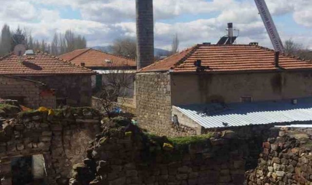 Develi'de depremde hasar gören minare böyle yıkıldı