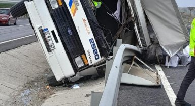 Devrilen kamyonun şoförü öldü