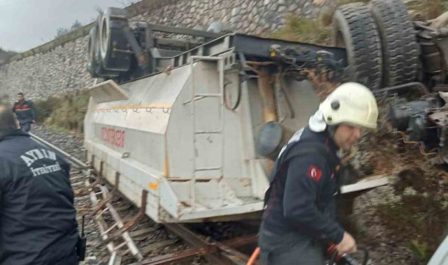 Devrilen kamyonun sürücüsü hayatını kaybetti