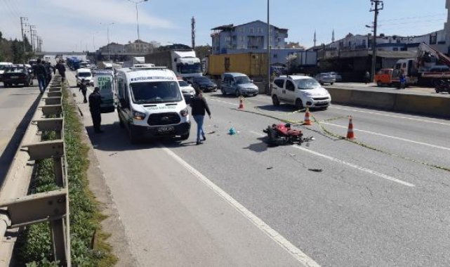 Devrilen motosikletteki 2 kişi TIR'ın altında kaldı: 1 ölü, 1 yaralı