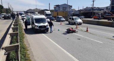 Devrilen motosikletteki 2 kişi TIR'ın altında kaldı: 1 ölü, 1 yaralı