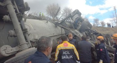 Devrilen tankerin sürücüsü öldü