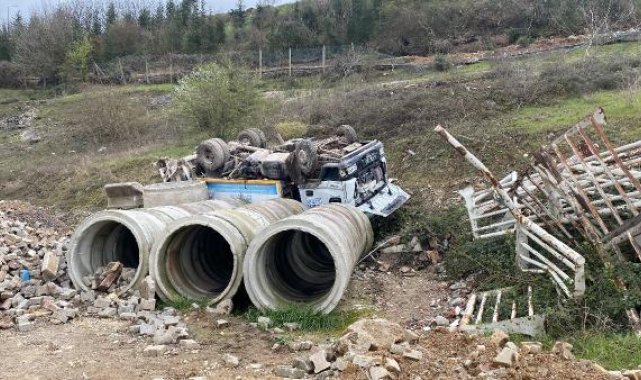 Devrilip 70 metre yuvarlanan çöp kamyonundaki 2 işçi yaralandı