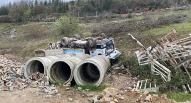 Devrilip 70 metre yuvarlanan çöp kamyonundaki 2 işçi yaralandı